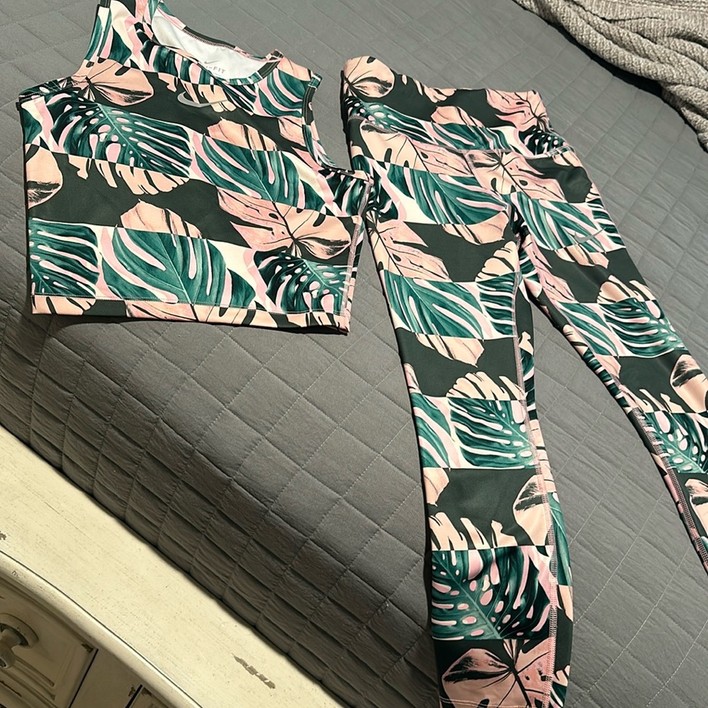 2piece Nike tights and top